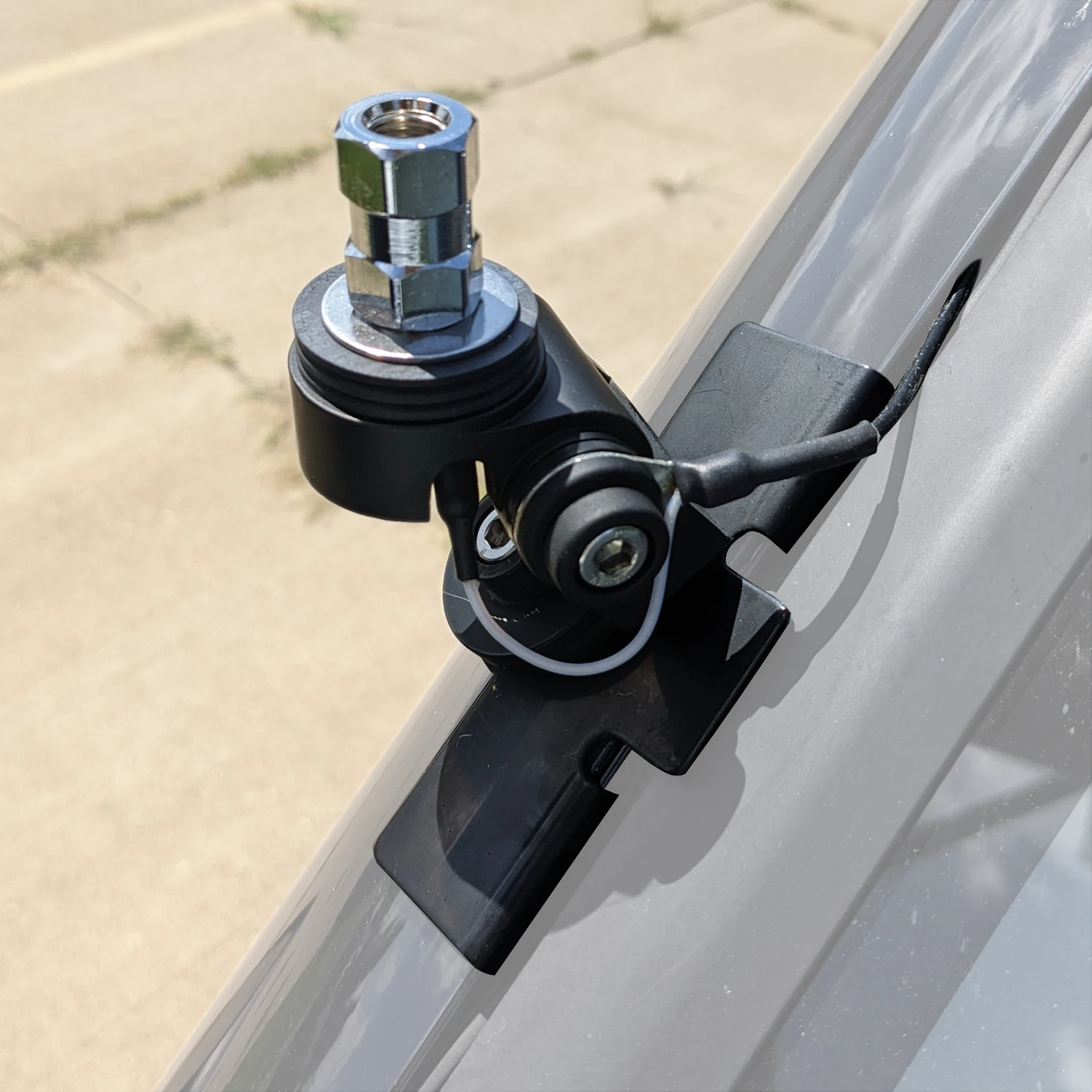 diamond antenna k400 mounted to a passenger door with faded background to highlight details