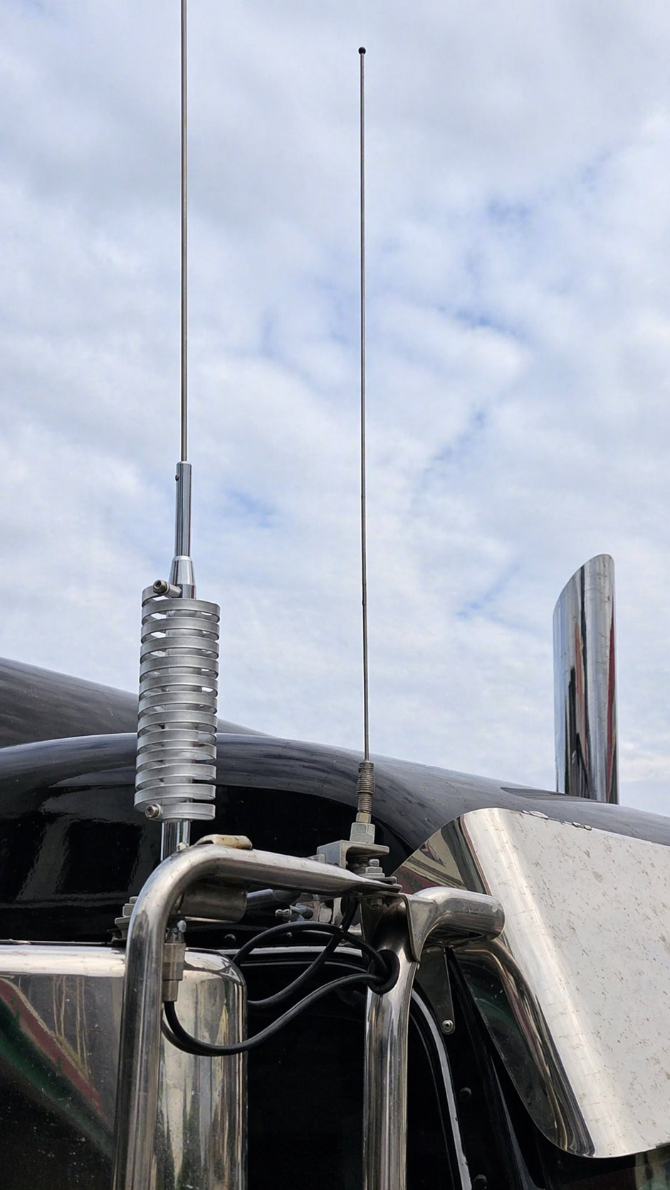 Illustration of antenna reflection from nearby parallel metal object